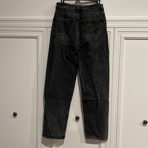 American Eagle Faded Black 90s Boyfriend Distressed Jeans Size 6 - Picture 2 of 6